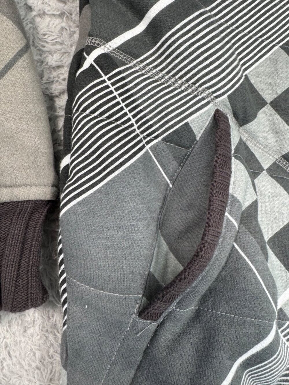 Billabong Hooded Jacket Faux Fur Trim Gray/Black Geometric Pattern Womens S - Picture 9 of 16